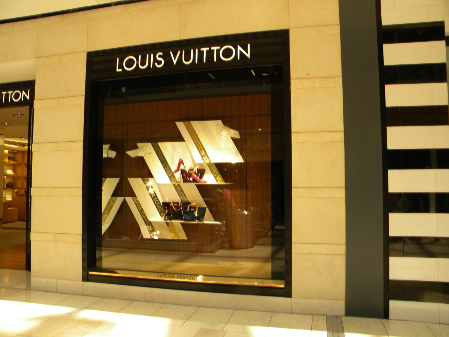 Louis Vuitton Store Window – FashionWindows Network